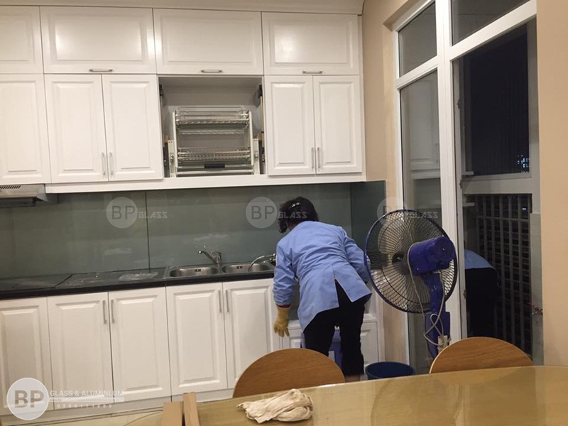 Lắp kính ốp bếp nhà Chị Nguyệt Trung Yên Plaza